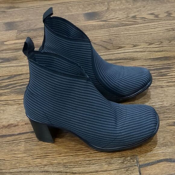 Vivanz Shoes - Nwot Vivanz stretch bootie size 8